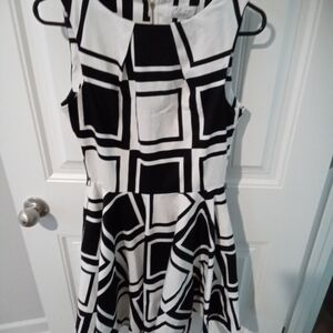 Closet Size 12. Chic Black and White Geometric Sleeveless Midi A-…